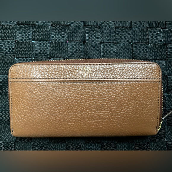 Fossil Handbags - Fossil Genuine Leather Clutch Wallet